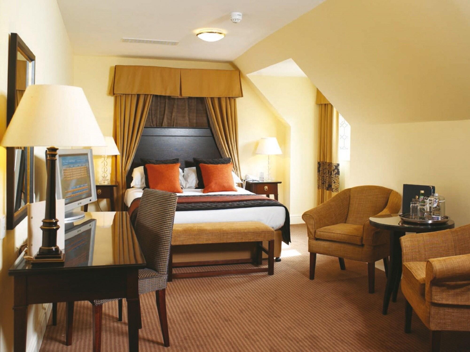 แมคโดนัลด์ ฟริมลีย์ ฮอลล์ โฮเต็ล แอนด์ สปา Hotel แคมเบอร์ลีย์ ภายนอก รูปภาพ