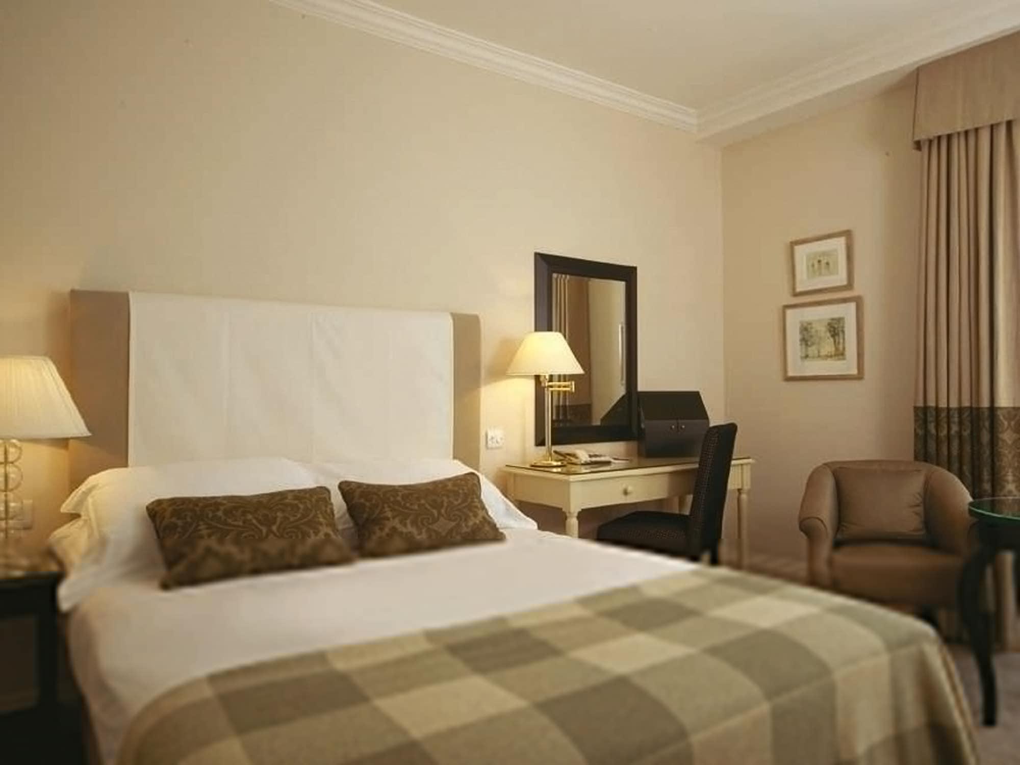 แมคโดนัลด์ ฟริมลีย์ ฮอลล์ โฮเต็ล แอนด์ สปา Hotel แคมเบอร์ลีย์ ภายนอก รูปภาพ
