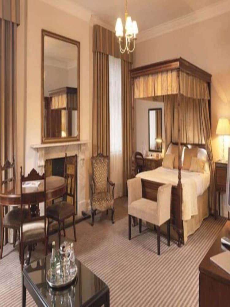 แมคโดนัลด์ ฟริมลีย์ ฮอลล์ โฮเต็ล แอนด์ สปา Hotel แคมเบอร์ลีย์ ภายนอก รูปภาพ